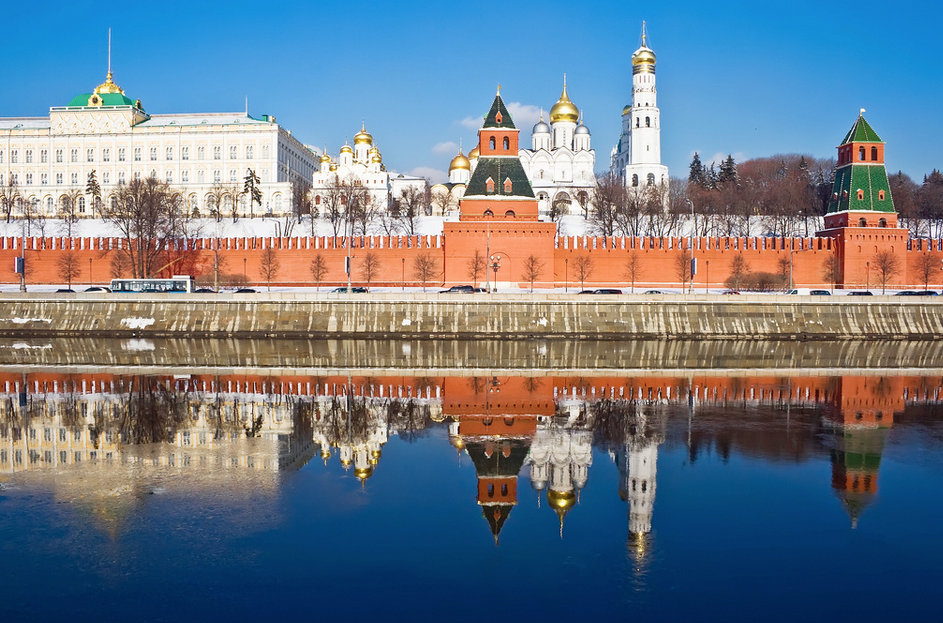 Московский пожалуйста. Кремль Москва. Москва Кремлевская стена со стороны Москвы реки. Храм Василия Блаженного в Москве фото. Фото Кремля стоков.