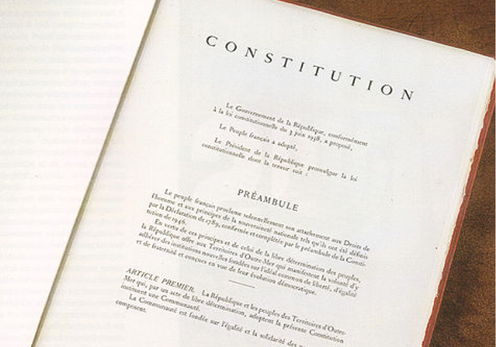 Конституция франции 1958 года. 4. Конституция Франции 1958 г. Конституция Франции 1958 обложка. Конституция 1958 года во Франции. Конституция Франции книга.